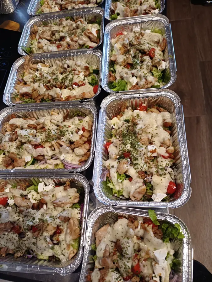 Barquettes de salade au poulet préparées pour une commande traiteur