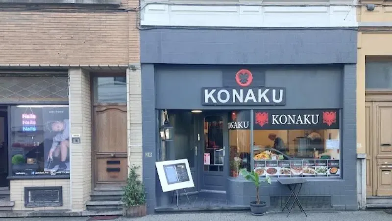 Façade grise du restaurant Konaku avec son enseigne, rue de l'Église Sainte-Anne à Koekelberg