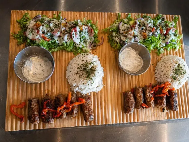 Planche de qebap pour deux, avec riz, salades et sauce au yaourt
