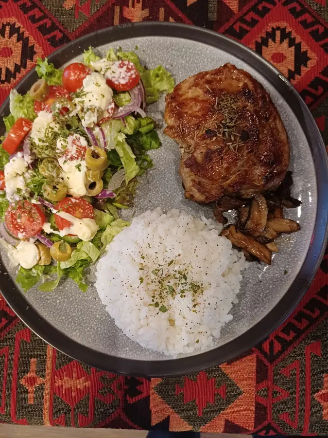 Steak grillé au romarin, champignons, riz et salade